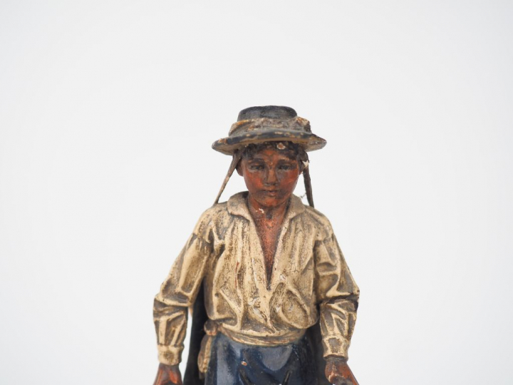 Sujet italien XIXème en bois sculpté polychrome "jeune colporteur". H.