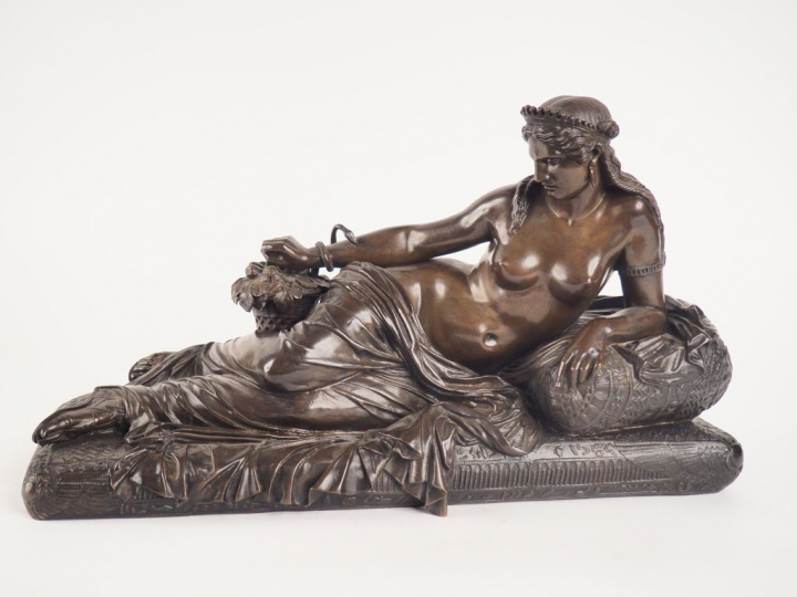 Ecole française XIXème. "Cléopâtre mordue par le serpent". Sculpture e