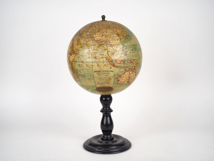 Globe terrestre en carton maché, base en bois noirci. "Société des rel