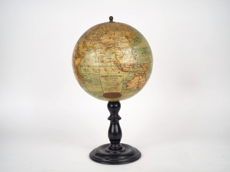 Vente aux enchères Globe terrestre en carton maché, base en bois noirci. "Société des rel