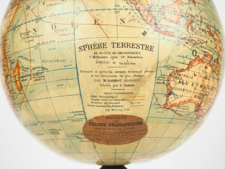 Globe terrestre en carton maché, base en bois noirci. "Société des rel