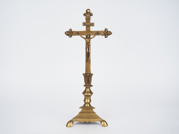 Crucifix XVIIème en bronze. H. 43 cm.