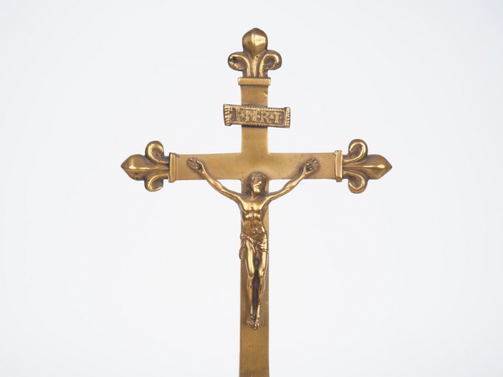 Crucifix XVIIème en bronze. H. 43 cm.
