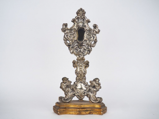 Vente aux enchères Reliquaire XVIIIème en argent repoussé à décor d'angelots, de rocaille