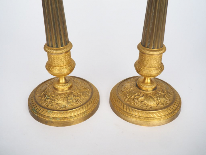 Paire de bougeoirs Restauration en bronze doré et laiton à décor de ca