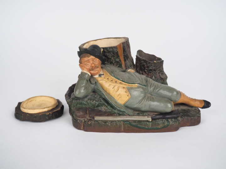 Encrier fin XIXème - début XXème en stuc polychrome figurant un chasse