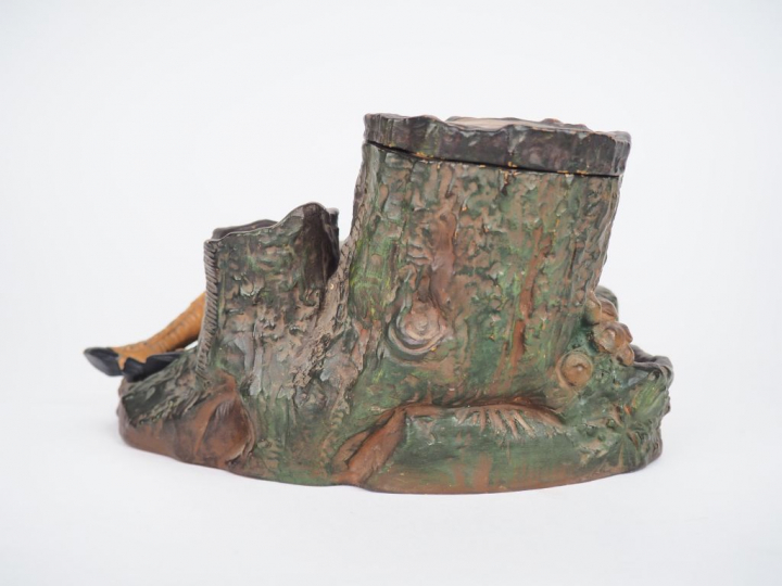 Encrier fin XIXème - début XXème en stuc polychrome figurant un chasse