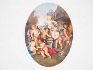 Vente aux enchères Plaque ovale XIXème en porcelaine à décor d'amours et d'un faune, sign