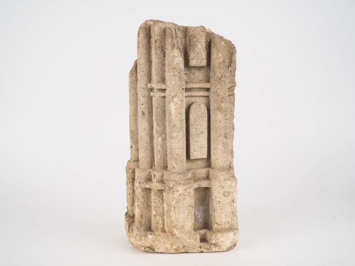 Fragment de chapiteau gothique en pierre. H. 32 cm.