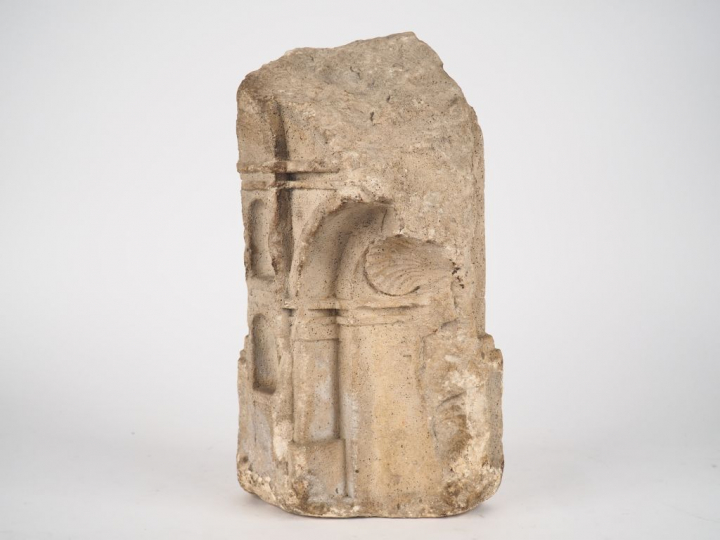 Fragment de chapiteau gothique en pierre. H. 32 cm.
