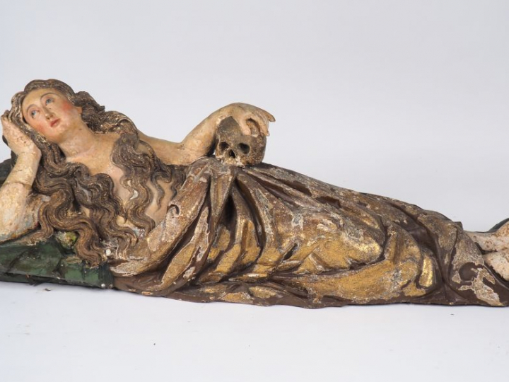Grande sculpture XVIIème en bois polychrome. "Sainte madeleine couchée