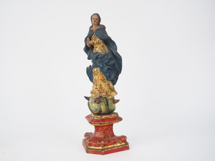 Ecole française fin XVIIIème. "Vierge en majesté". Sujet en bois sculp