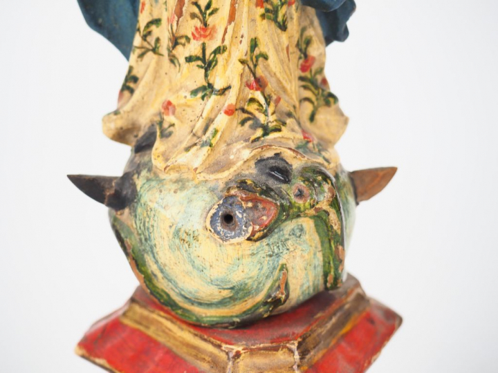 Ecole française fin XVIIIème. "Vierge en majesté". Sujet en bois sculp