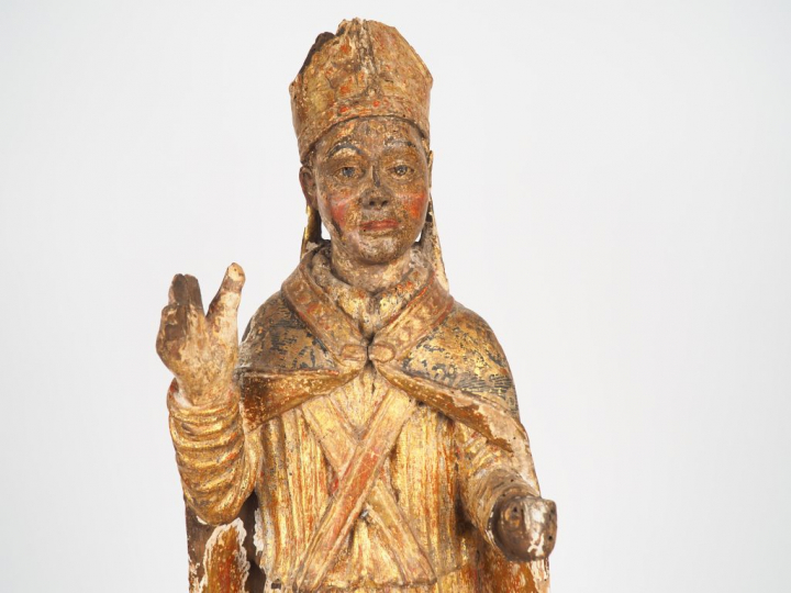 Sculpture XVIIIème en bois polychrome et doré "Saint Evêque". H. 77 cm