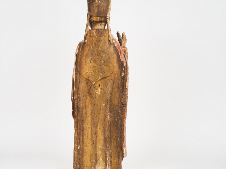 Sculpture XVIIIème en bois polychrome et doré "Saint Evêque". H. 77 cm
