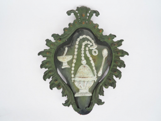 Vente aux enchères Plaque religieuse en tôle repoussée à décor d'objets liturgiques. Dim 