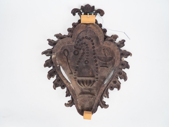 Plaque religieuse en tôle repoussée à décor d'objets liturgiques. Dim 