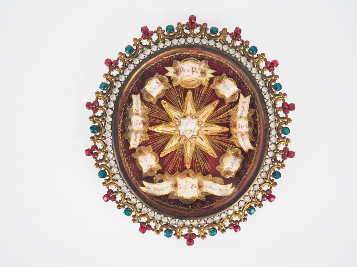 Reliquaire XIXème en paperolle dans un encadrement orné de cabochons e
