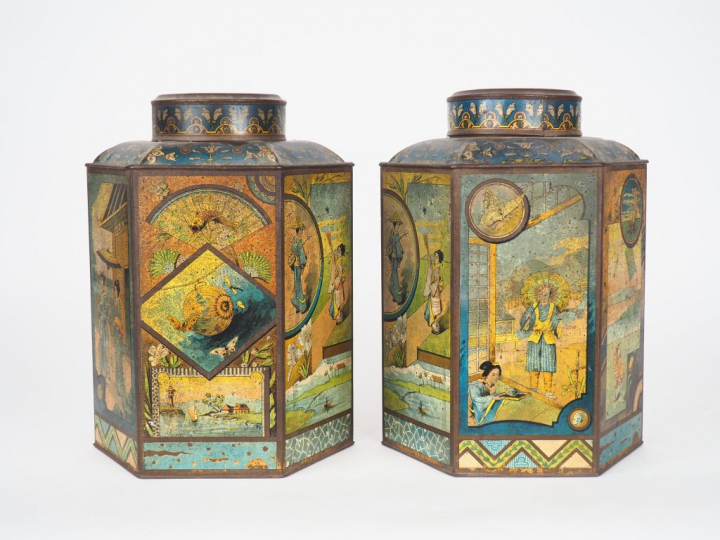 Paire de boites à thé en tôle polychrome lithographiée à décor japonis