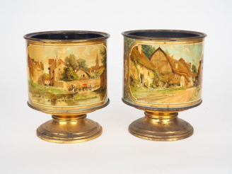 Vente aux enchères Paire de cache pots en tôle lithographiée à décor polychrome dans des 