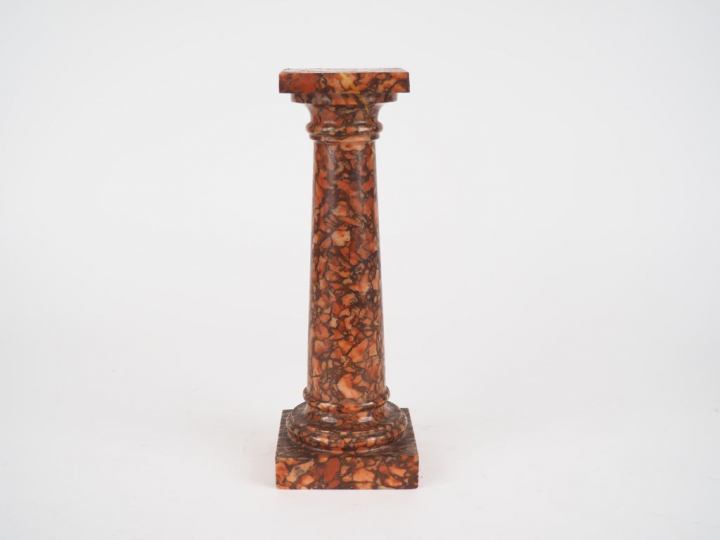 Petite colonne XIXème en marbre rouge.  H. 25,5 cm.