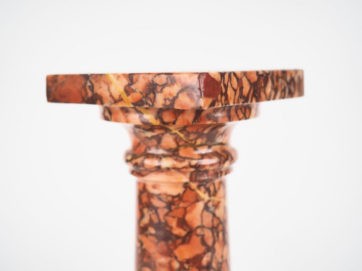 Petite colonne XIXème en marbre rouge.  H. 25,5 cm.