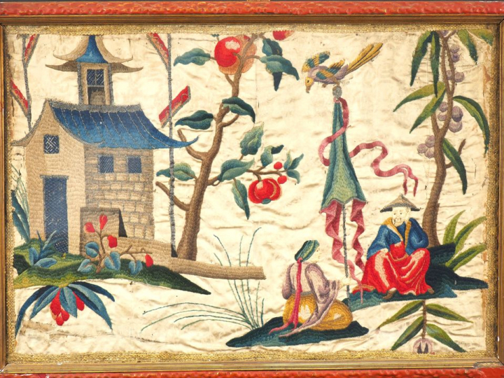 Soie brodée XVIIIème à décor polychrome de chinoiseries. Dim. 46 x 68 