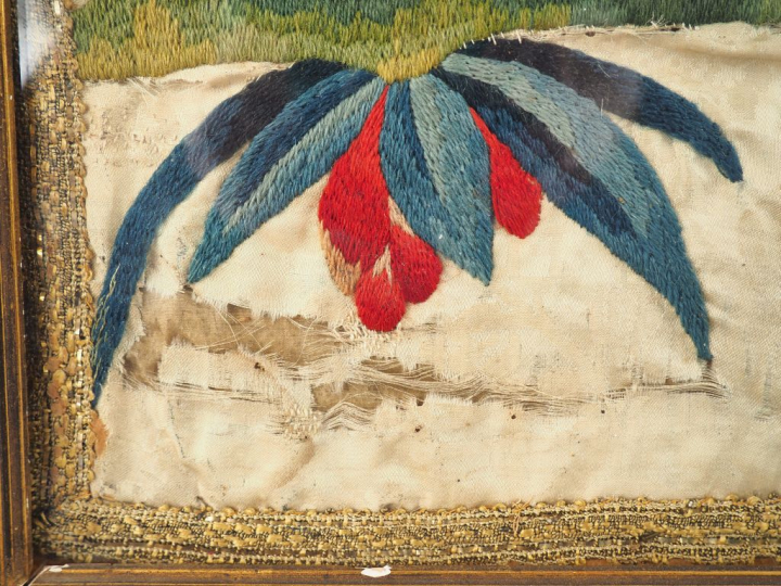 Soie brodée XVIIIème à décor polychrome de chinoiseries. Dim. 46 x 68 