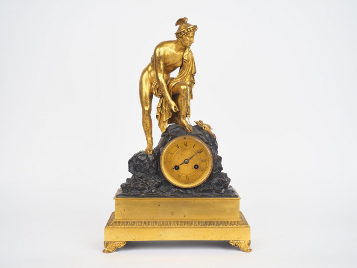 Pendule XIXème en bronze patiné et doré, figurant une allégorie de Mer