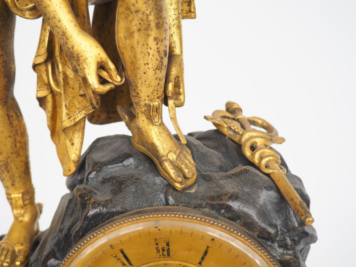 Pendule XIXème en bronze patiné et doré, figurant une allégorie de Mer