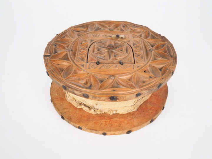 Boite de fileuse en bois sculpté datée 1724 et signée, ouvrant à un ré