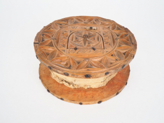Vente aux enchères Boite de fileuse en bois sculpté datée 1724 et signée, ouvrant à un ré