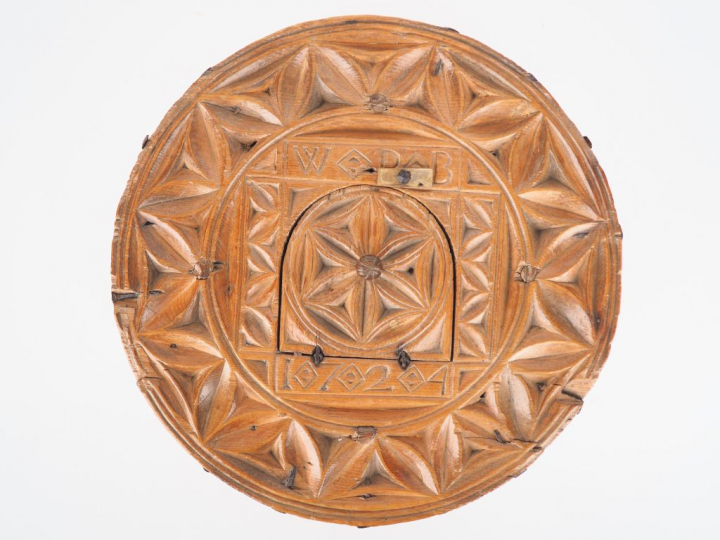Boite de fileuse en bois sculpté datée 1724 et signée, ouvrant à un ré