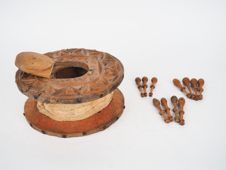 Boite de fileuse en bois sculpté datée 1724 et signée, ouvrant à un ré