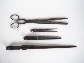 Vente aux enchères 3 différents compas anciens en fer forgé et une paire de ciseaux.
