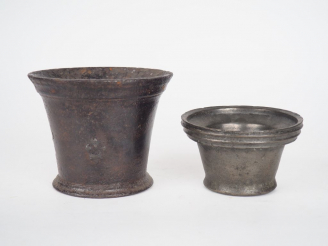 Vente aux enchères Mortier XVIIème en fonte à décor d'une fleur de lys. H. 12,5 cm on y j