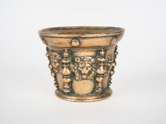 Vente aux enchères Mortier Louis XIV en bronze à décor de mufles de lion et de balustres.