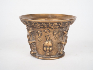 Vente aux enchères Mortier Louis XIII en bronze à décor de visage d'enfant et de fleur de