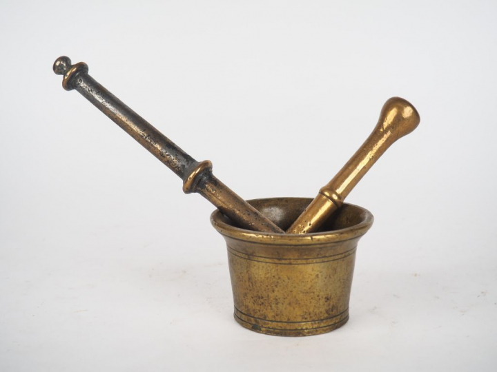 Petit mortier XVIIème en bronze et deux pilons en bronze.