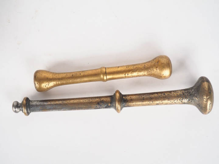 Petit mortier XVIIème en bronze et deux pilons en bronze.