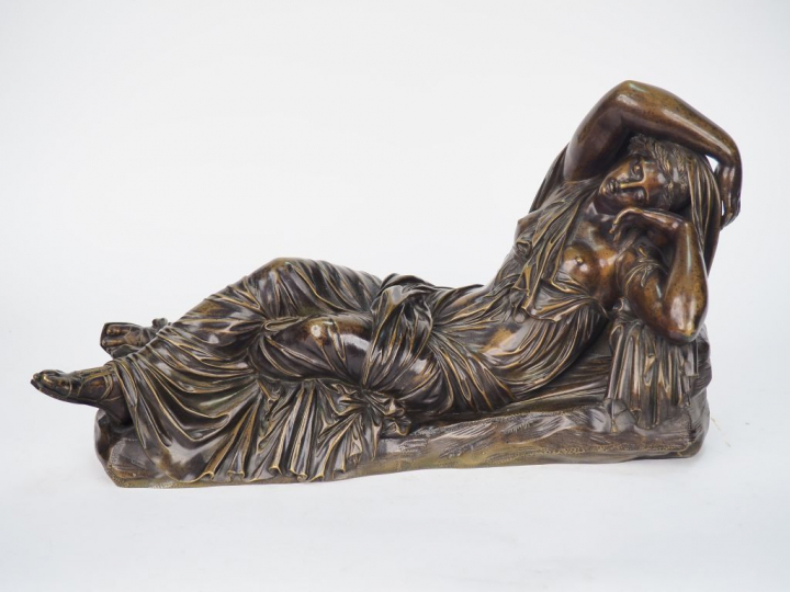 Ecole française XIXème. "Jeune femme à l'antique allanguie". Sculpture