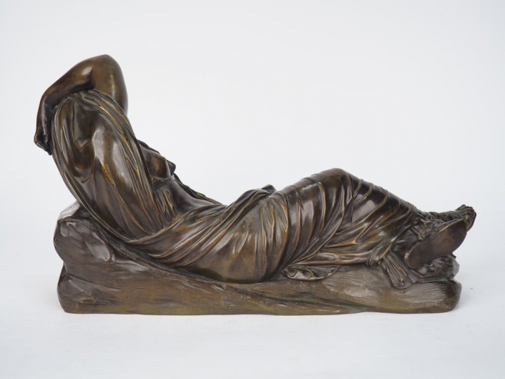 Ecole française XIXème. "Jeune femme à l'antique allanguie". Sculpture