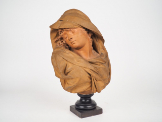 Vente aux enchères A. MAUBACH.  "Jeune fille en buste". Sculpture en terre cuite H. 38 cm