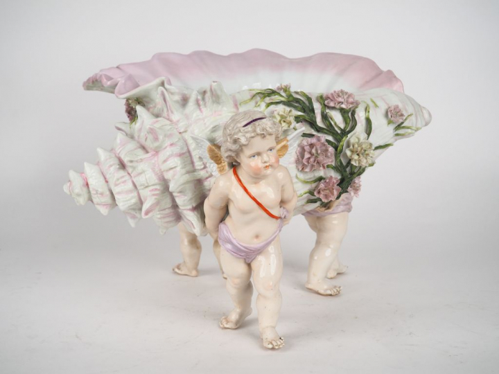 Grande jardinière fin XIXème en porcelaine polychrome de Saxe figurant