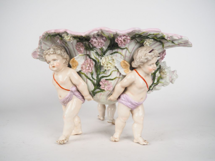 Grande jardinière fin XIXème en porcelaine polychrome de Saxe figurant