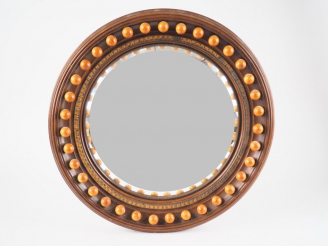 Vente aux enchères Miroir dit "de sorcière" 1900, cadre en acajou orné d'une frise de per