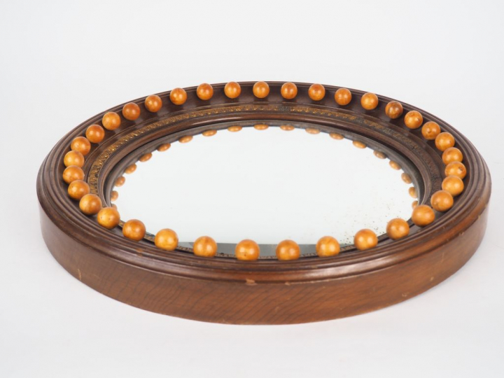 Miroir dit "de sorcière" 1900, cadre en acajou orné d'une frise de per