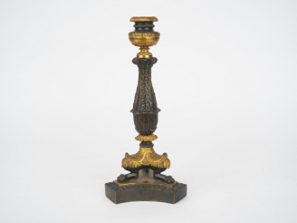 Vente aux enchères Bougeoir Restauration en bronze à patine brune et dorée, pied griffes 