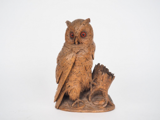 Vente aux enchères Boite fin XIXème en bois sculpté en forme de hibou, les yeux en verre 