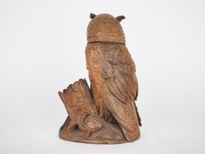 Boite fin XIXème en bois sculpté en forme de hibou, les yeux en verre 